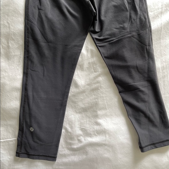Lululemon reversible Crop Grey in size 6 - Picture 3 of 3